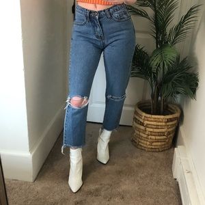 TOP TRENDS distressed raw hem denim